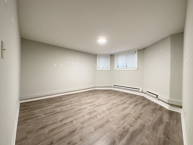 Building Photo - 4432 N Wolcott Ave