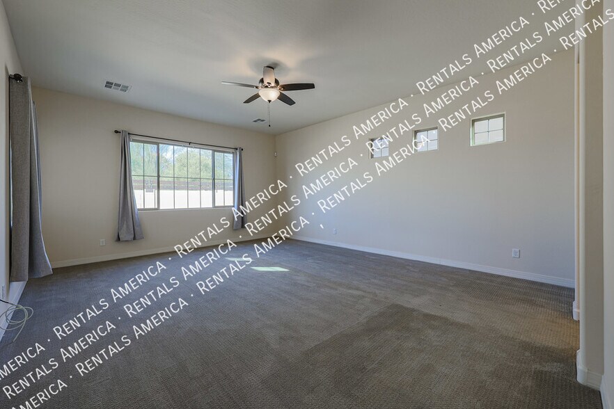 Building Photo - 2322 W Sierra Vista Dr