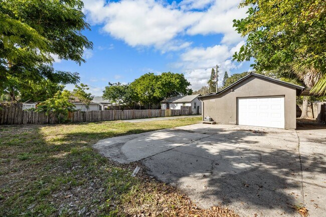 Building Photo - Cute St Pete Bungalow 3/1