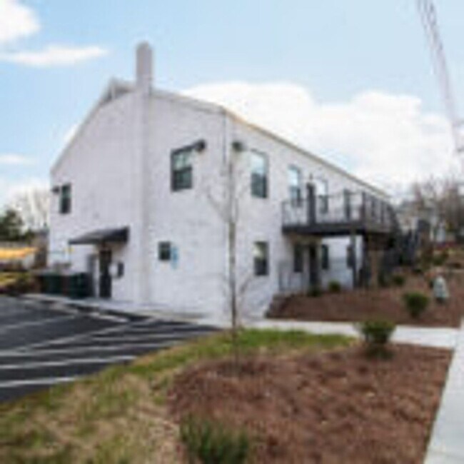 Building Photo - 915 Englewood St