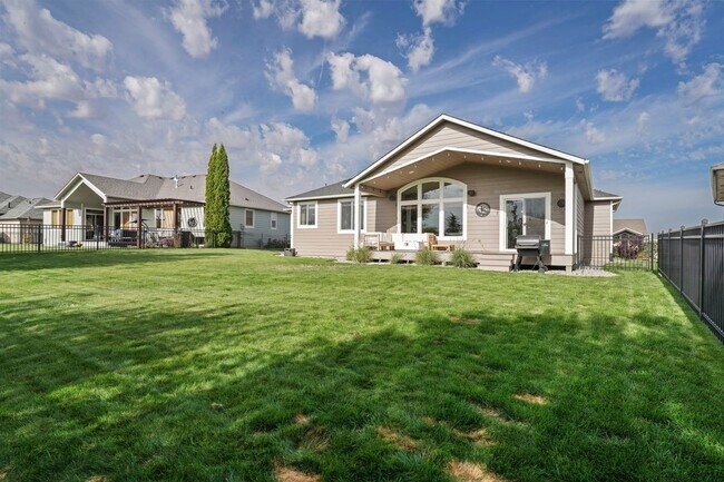 Building Photo - Beautiful 3 bedroom 2 bath Home On The Pla...