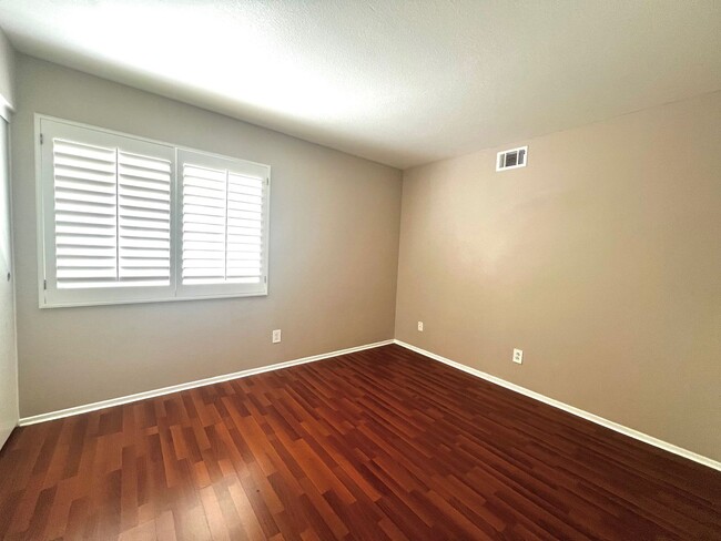 Building Photo - **3 Bedroom + Den & 3 bathroom Pool Home w...