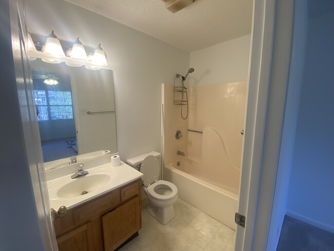 Master bathroom - 1464 Waynesboro Ln