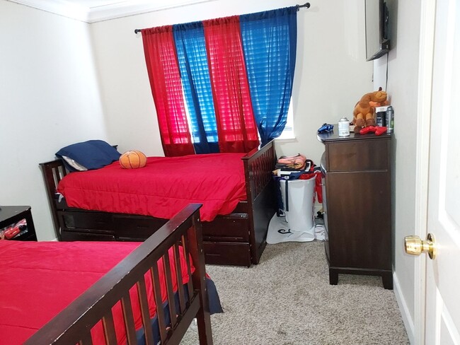 Building Photo - Four bedroom w/ Studio