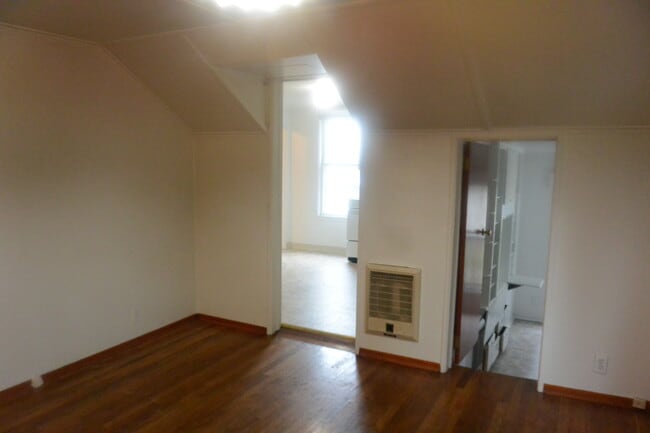 Building Photo - 401 E 28th St