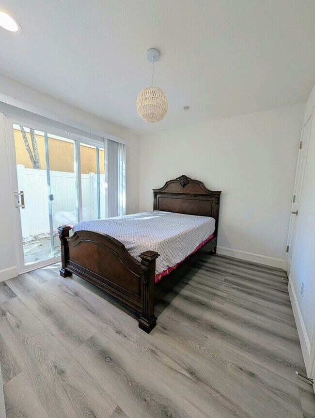 Building Photo - 827 Harmony Pl