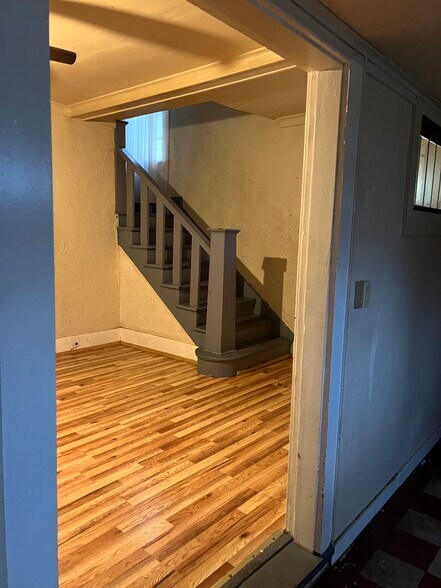 Building Photo - 35 Poultney Ave