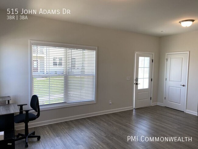 Building Photo - 3 Bed / 3 Bath Townhouse (Available 8/10/23)