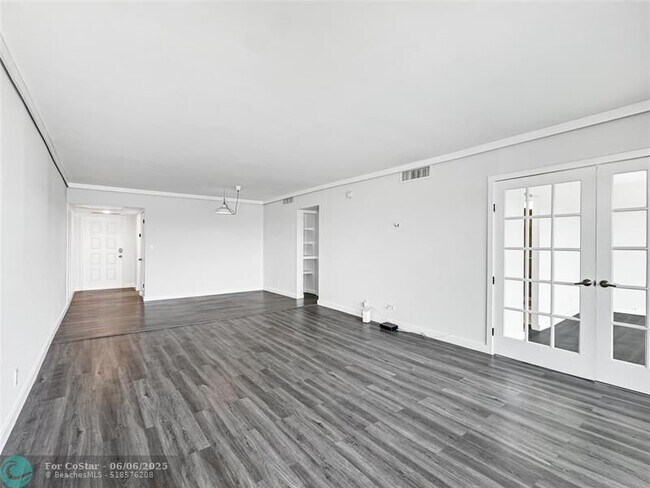 Building Photo - 2950 N Palm Aire Dr