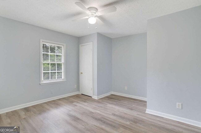 Building Photo - 2542 White Oak Dr
