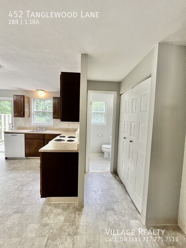 Building Photo - 452 Tanglewood Ln