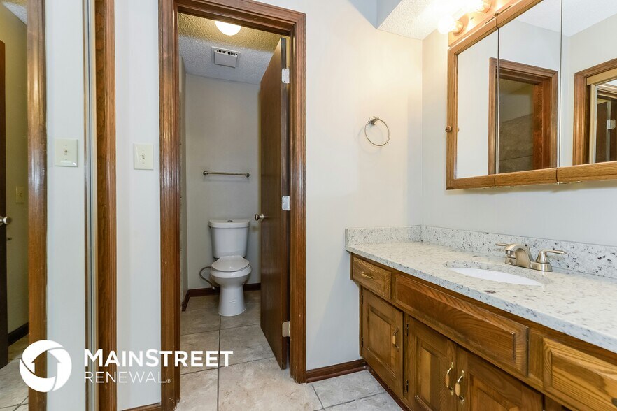 Building Photo - 5016 S Kendall Dr