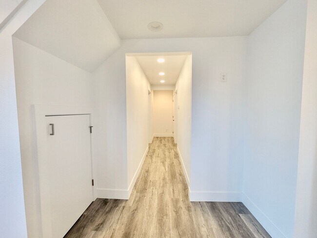 Building Photo - Modern Luxury Meets Small Town Charm in Your New Gladstone Home!