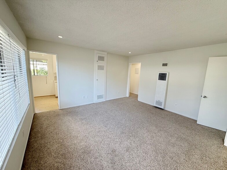 Building Photo - 1219 Barry Ave