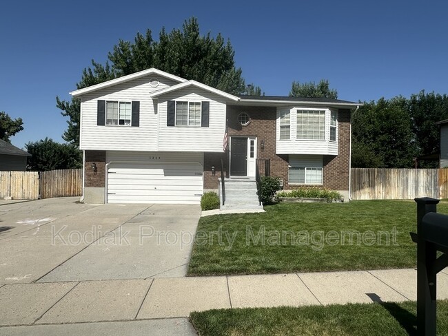 Primary Photo - 1214 Cannon Dr
