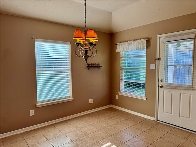 Building Photo - 2711 Lakecrest Way Dr