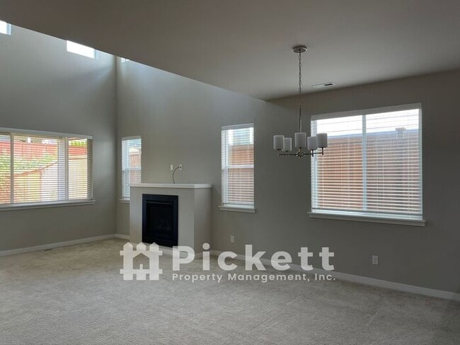 Building Photo - Large 4 Bedroom McCormick Woods Home