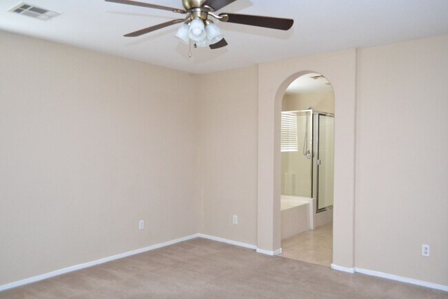 Building Photo - SW - 3 BEDROOMS PLUS LOFT SPACE