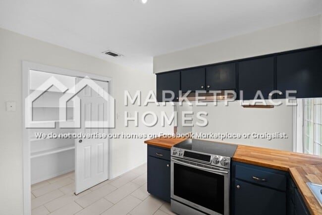 Building Photo - 2105 E Riviera Dr