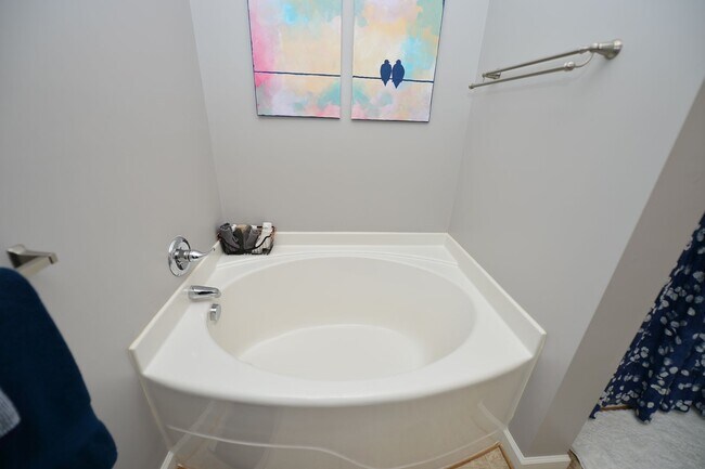 Building Photo - Clubhouse and pool community in the heart of Greenbrier!