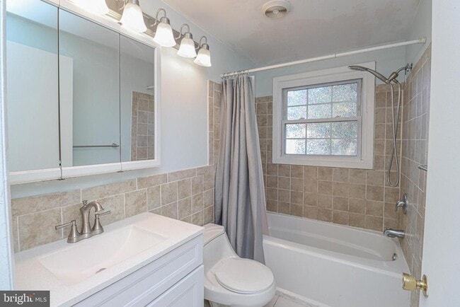 Building Photo - 1738 Farmington Ct