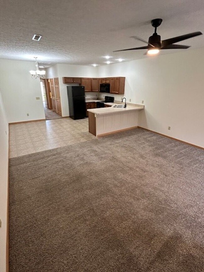 Building Photo - 1 Bedroom Apartment with Garage!