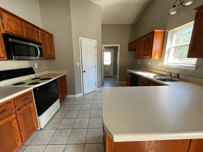 Building Photo - 2 Bedroom 2 Bath Home with 2 Car Garage fo...