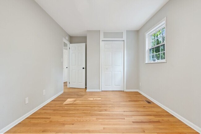 Building Photo - 852 N May St