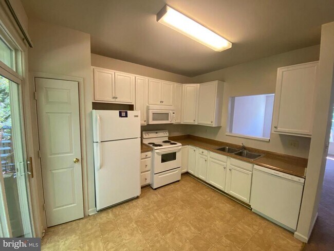 Building Photo - 4249 Normandy Ct