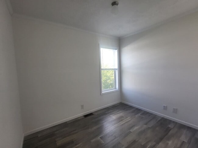 Building Photo - 8 Drake Ln