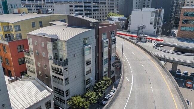 Building Photo - Large Updated SoMa Apartment!