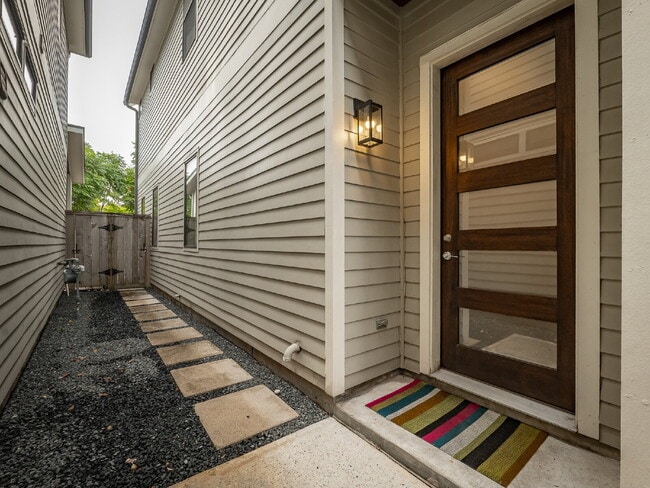 Building Photo - "Charming 4-Bed Houston Haven with Elegance on East 32nd Street!"