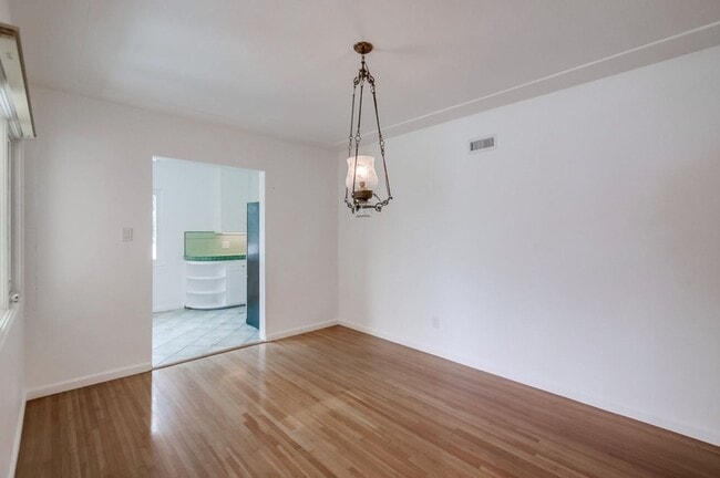 Building Photo - Charming 3 Bedroom Kensington Home