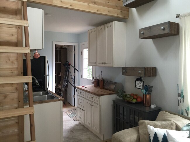 Building Photo - 8 El Caney Rd