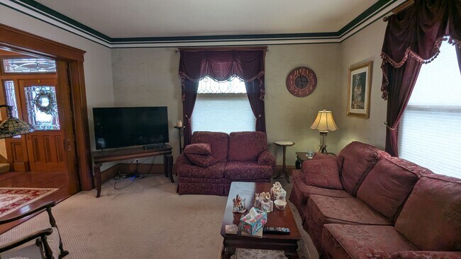 Building Photo - Welcome to this fully furnished 3-bedroom, 1.5-bath home in Massillon