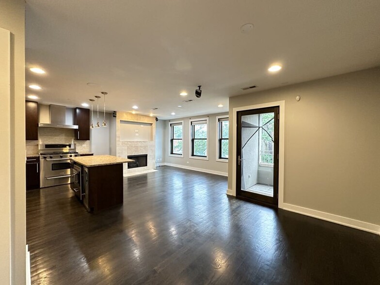 Building Photo - 907 N Damen Ave