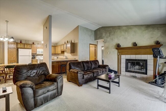 Building Photo - Spacious 3 Bedroom, 2 Bath Upper Apartment – Available August 1