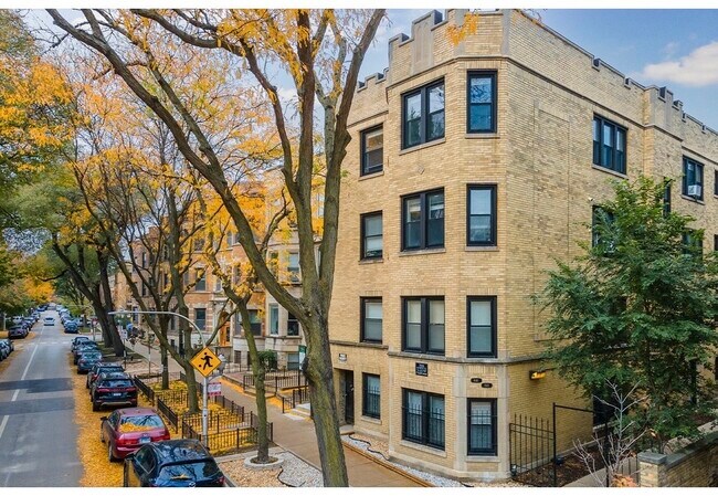 Building Photo - 648.5 W Roscoe St