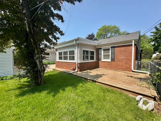 Building Photo - 823 N Yale Ave