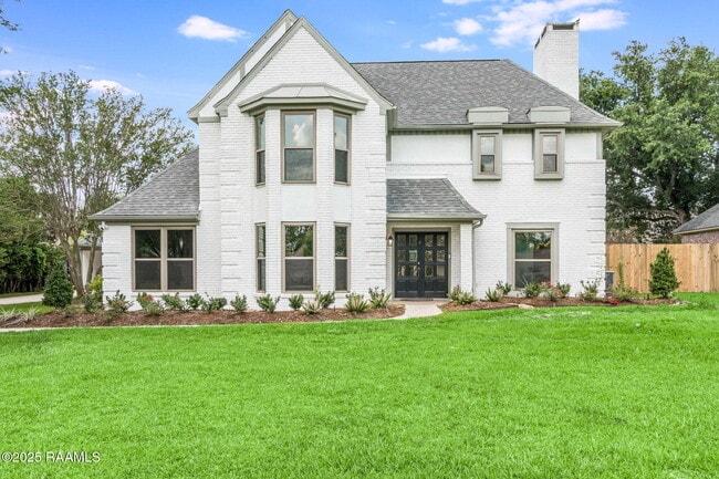 Building Photo - 206 Country Club Dr