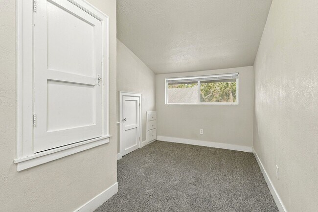 Building Photo - 2943 Porter Ave