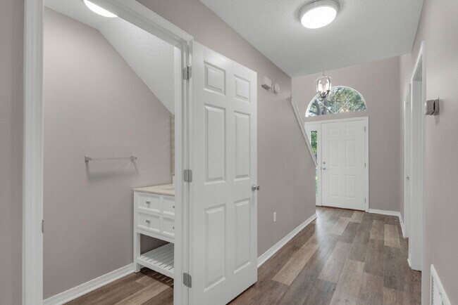 Building Photo - "Charming 2-Bed Townhouse Retreat with 2.5 Baths on Tooke Street!"