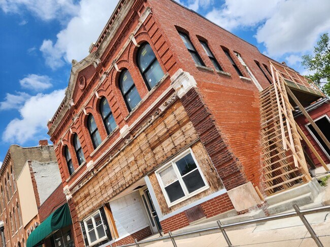 Building Photo - Beautifully remodeled 2 Bed + office apart...