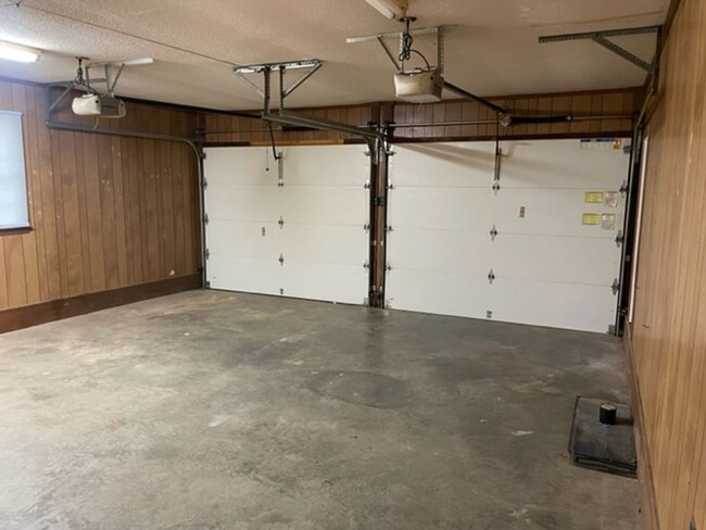 Building Photo - 3 bed, 2 full bath home located in Ashebor...