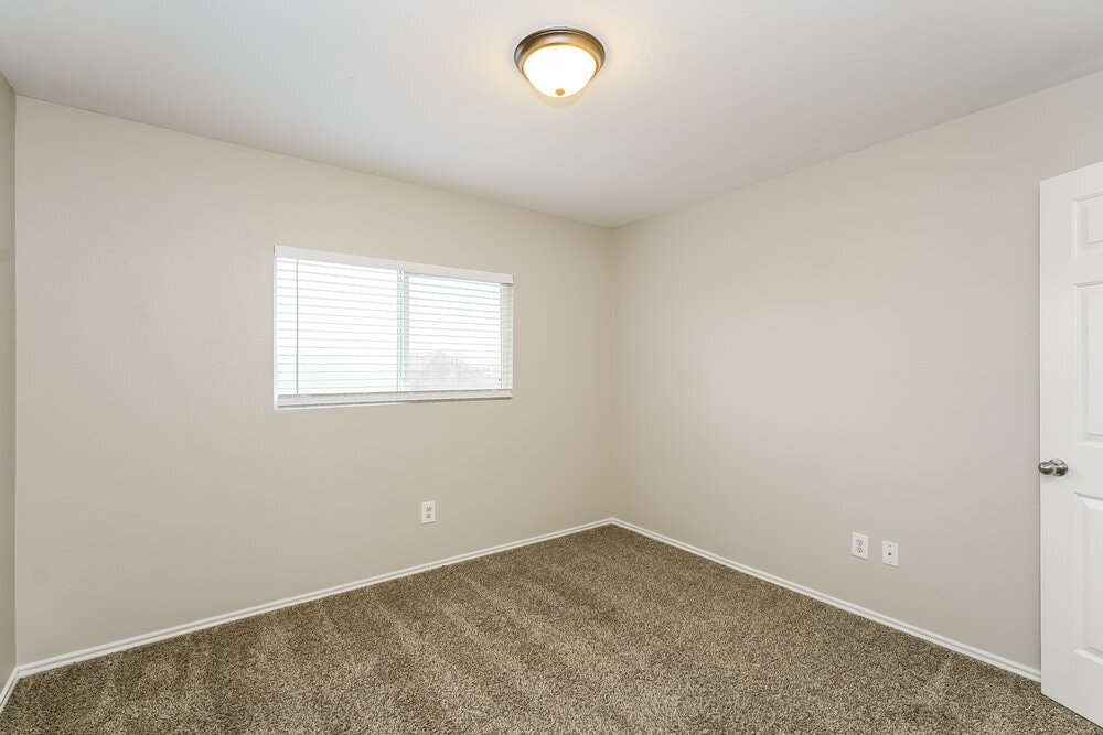 Building Photo - 205 Cres Ridge Dr