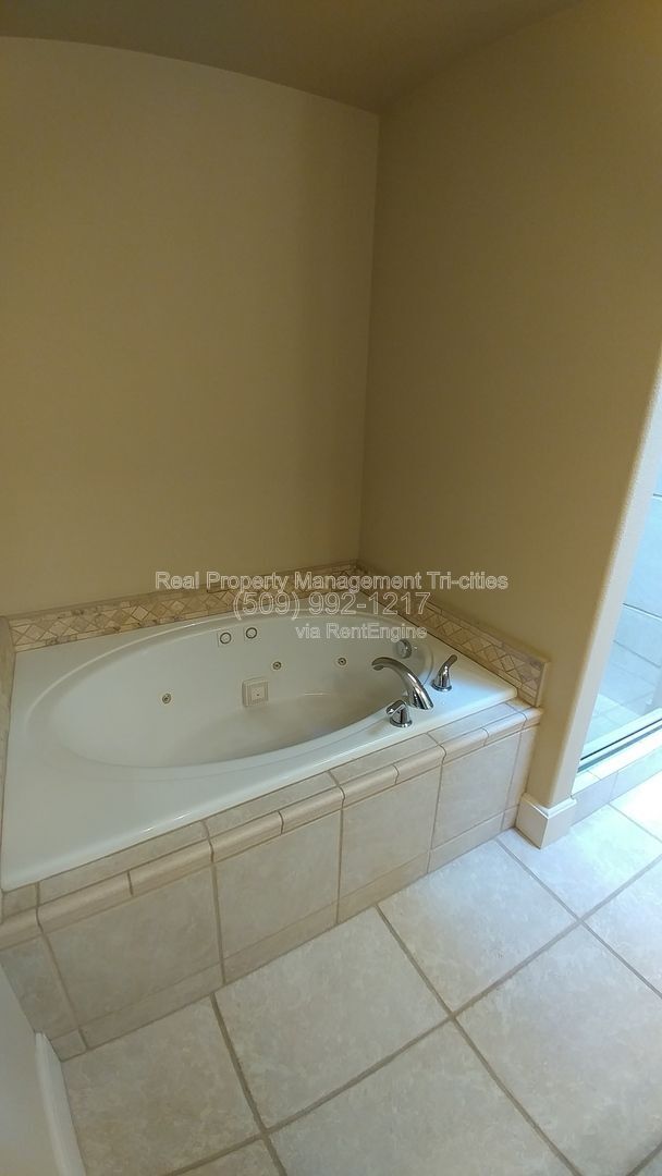 Building Photo - 459 Columbia Point Dr