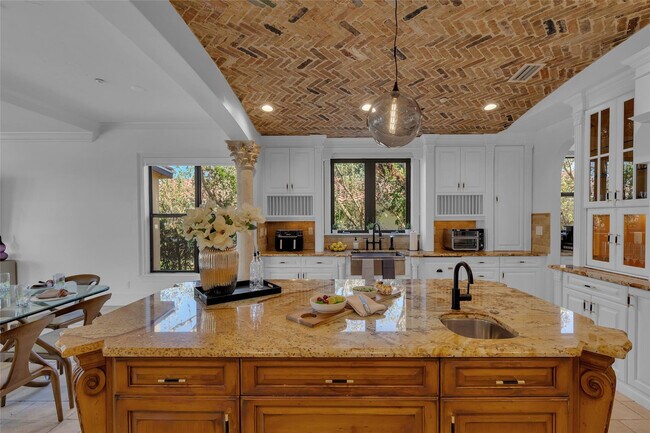 Building Photo - 1011 Rhodes Villa Ave