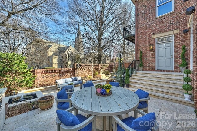 Building Photo - 1124 Dilworth Crescent Row