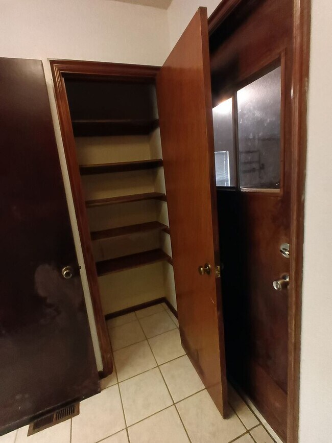 Building Photo - 9024 Brookwood Dr