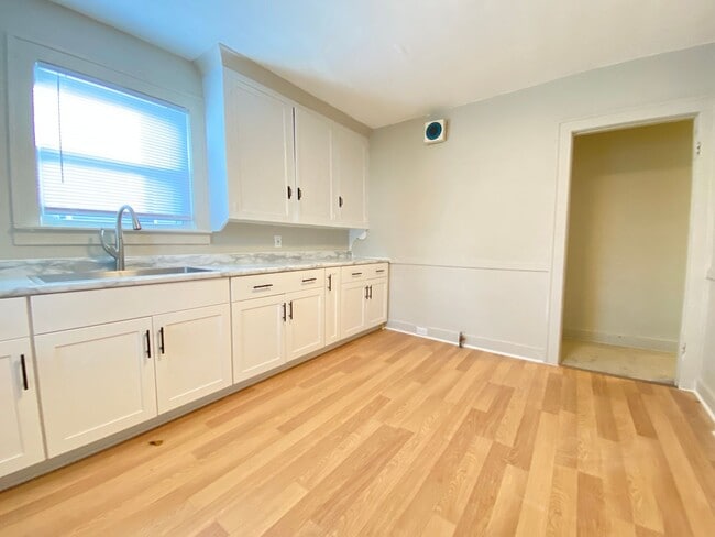 Building Photo - 261 Vine St